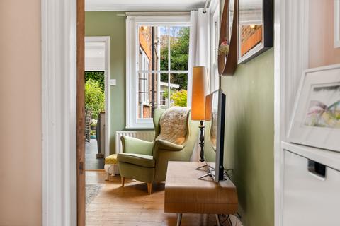2 Blackborough Road, Reigate, RH2 7BT