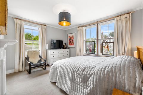 2 Blackborough Road, Reigate, RH2 7BT