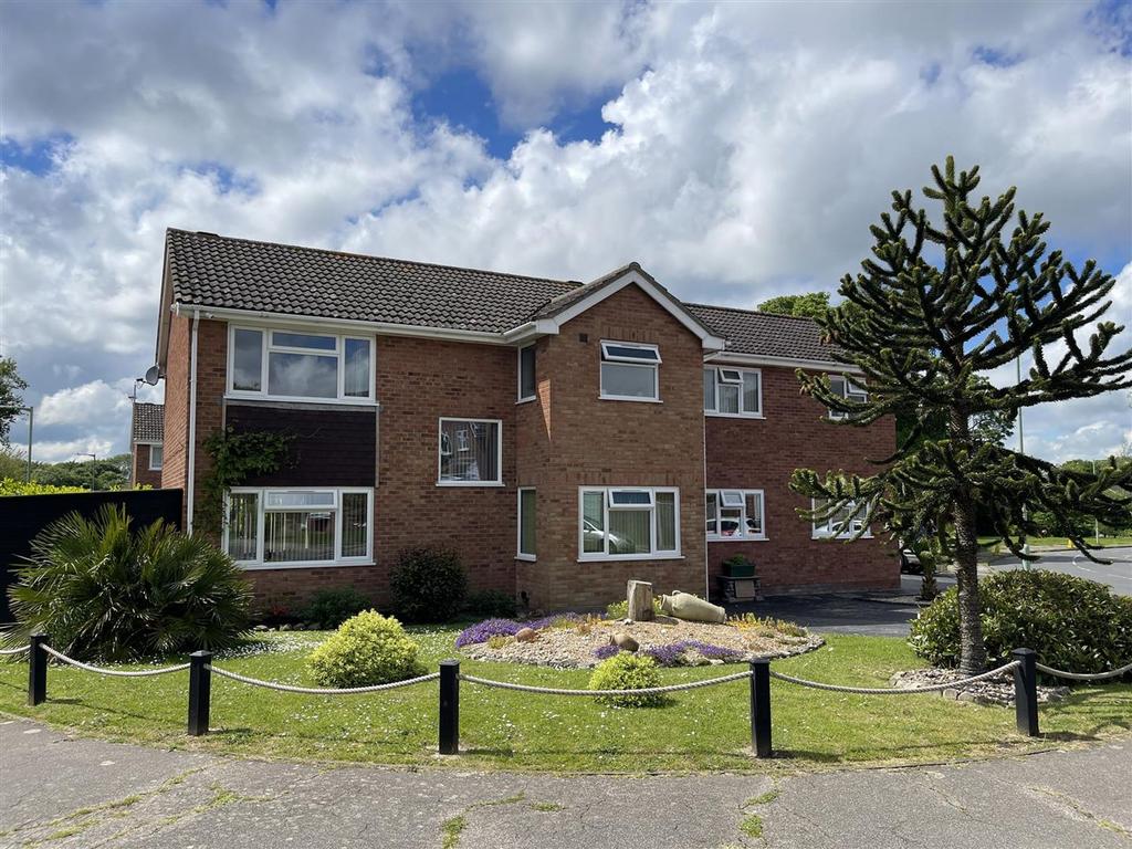 Gainsborough Drive, Lowestoft, NR32 5 bed detached house for sale £