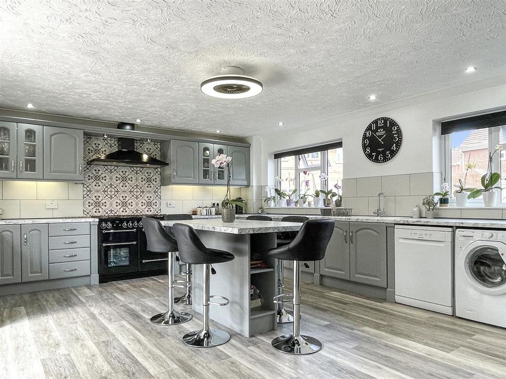 Gainsborough Drive, Lowestoft, NR32 5 bed detached house for sale £