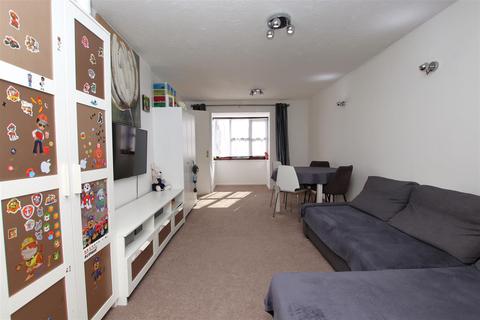 2 bedroom flat for sale, Cooper Close, Greenhithe