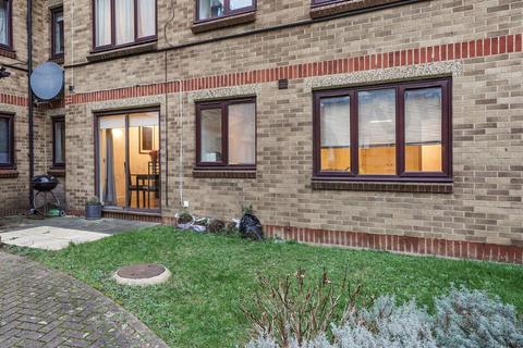 2 bedroom flat for sale, Deanery Close, London N2