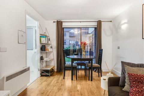 2 bedroom flat for sale, Deanery Close, London N2