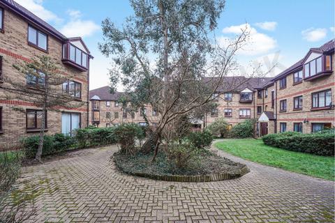 2 bedroom flat for sale, Deanery Close, London N2