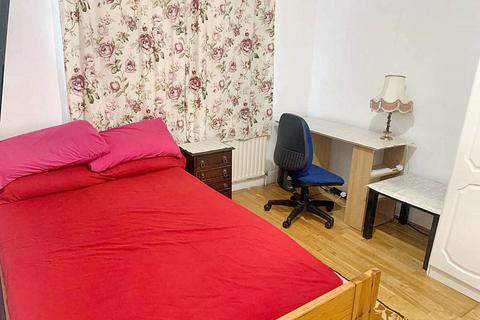 1 bedroom in a flat share to rent, Spring Grove Road, Hounslow TW3