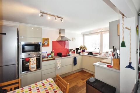 2 bedroom flat for sale, Romulus Court, Justin Close, Brentford