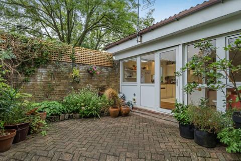 2 Oborne Close, London, SE24 0HB