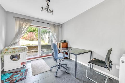 100 Hall Place Crescent, Bexley, DA5 1PR