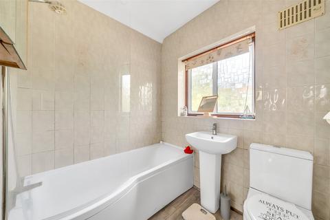 100 Hall Place Crescent, Bexley, DA5 1PR