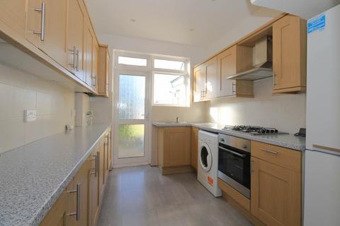 3 bedroom terraced house to rent, Martin Way, London