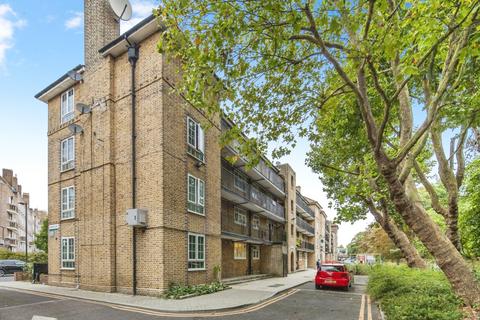 2 bedroom flat to rent, Dog Kennel Hill Estate London SE22