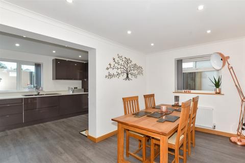 25 Avondale Road, Capel Le Ferne, Folkestone, CT18 7LJ