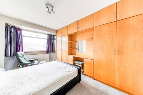 126 Chestnut Grove, Mitcham, CR4 1RB