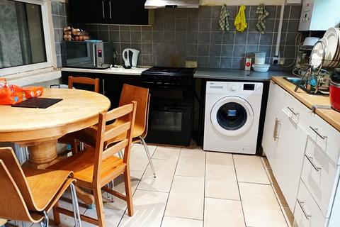 1 bedroom in a house share to rent, Oaklands Park Avenue, Ilford IG1