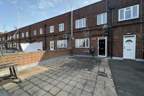 2 bedroom flat to rent, Tolworth Broadway, Tolworth, KT6