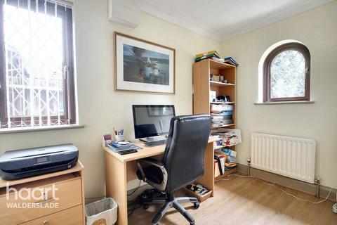 2 Barling Close, Chatham, ME5 9RL