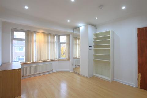 5 bedroom semi-detached house to rent, Clifford Road, Hounslow TW4