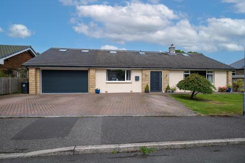 5 bedroom detached house for sale, Derwin Avenue, Huddersfield HD4