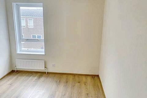 2 bedroom flat to rent, Main Road, Romford RM2