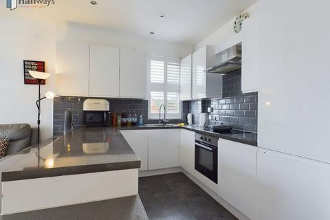 2 bedroom flat for sale, Croydon Road, Caterham CR3