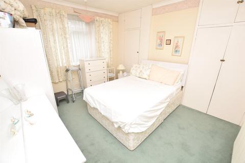 9 Reynolds Avenue, Chadwell Heath, Romford, RM6 4NT