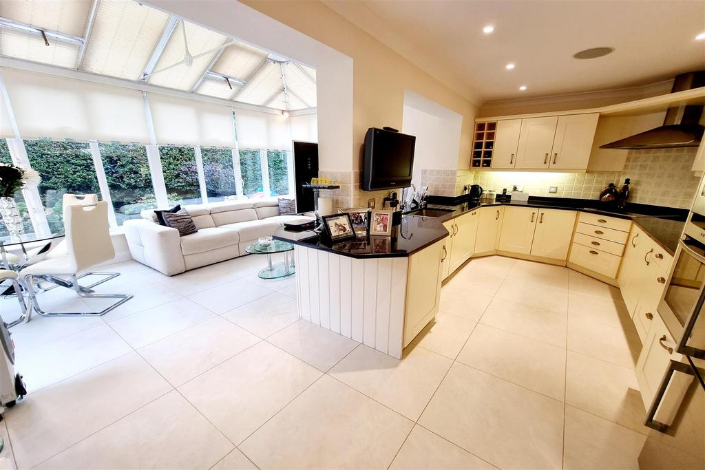 DOUBLE GLAZED CONSERVATORY &amp; FITTED KITCHEN/DINER: