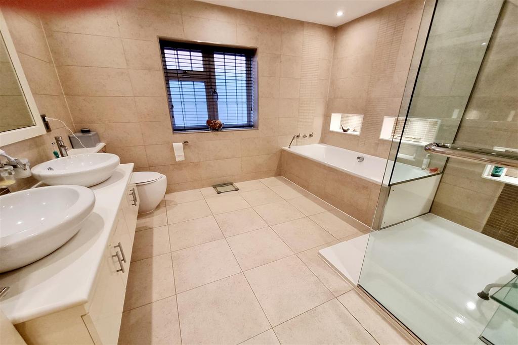 Luxury bathroom en suite: