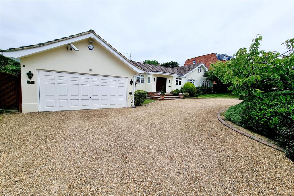 DOUBLE WIDTH GARAGE &amp; CARRIAGE DRIVE: