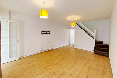 2 bedroom terraced house to rent, Cleave Avenue, Hayes UB3