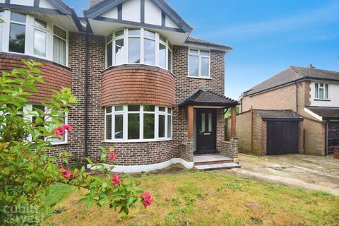 3 bedroom semi-detached house to rent, West Avenue Redhill RH1