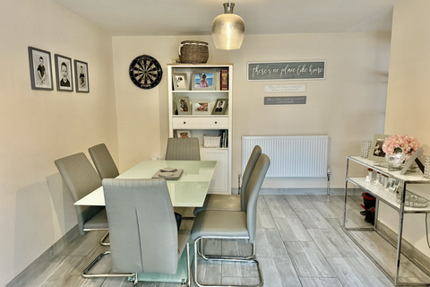2 bedroom ground floor maisonette to rent, Balmoral Drive, Woking GU22