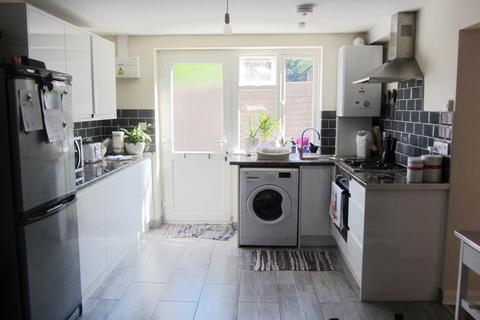 2 bedroom ground floor maisonette to rent, Balmoral Drive, Woking GU22