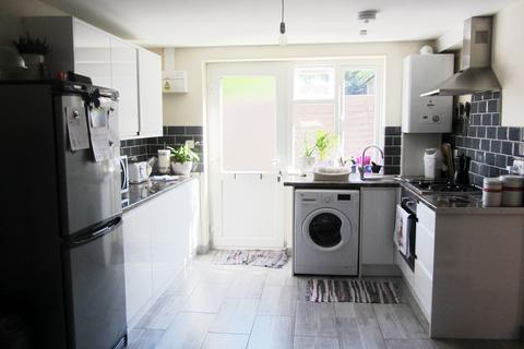 2 bedroom ground floor maisonette to rent, Balmoral Drive, Woking GU22