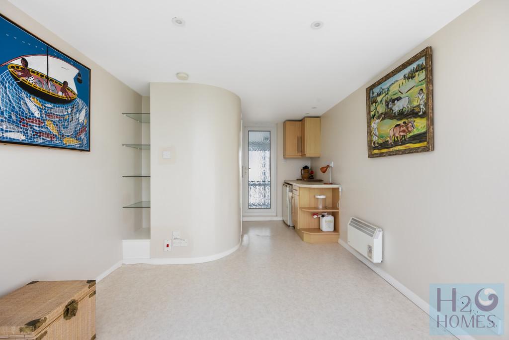 High Street 2-8 Highcliff Court Flat 26 B-004