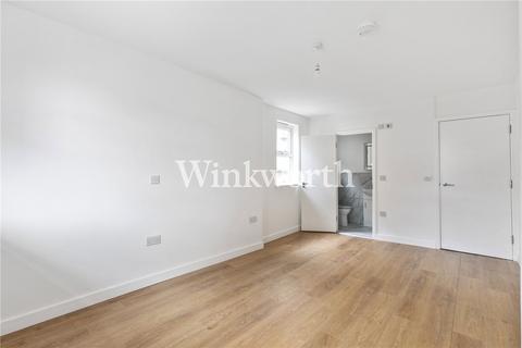 Studio to rent, Duckett Road, London, N4