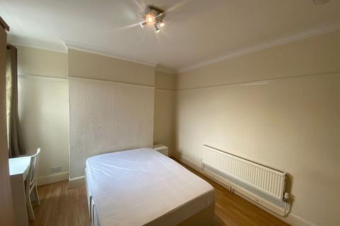 1 bedroom in a flat share to rent, Spacious Double Room in Hendon