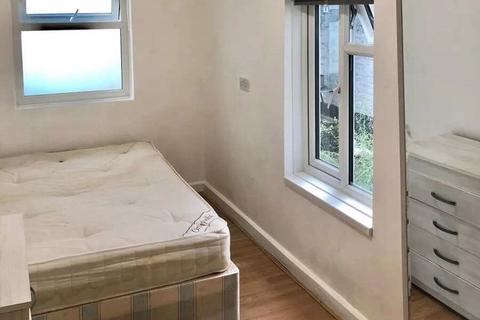 1 bedroom in a flat share to rent, Room to let in Edgware