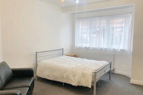 1 bedroom in a flat share to rent, Lea Bridge Road, London E10