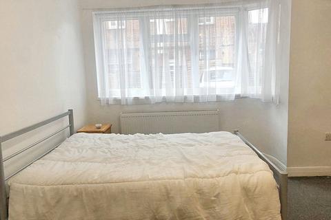 1 bedroom in a flat share to rent, Lea Bridge Road, London E10