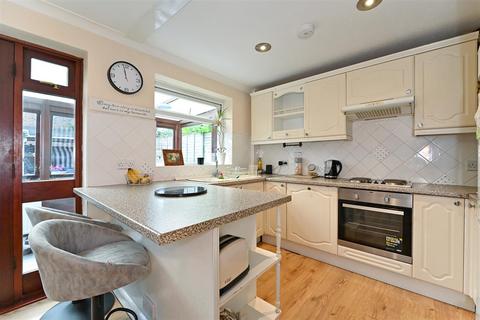 4 bedroom semi-detached house to rent, Addison Way, Bognor Regis