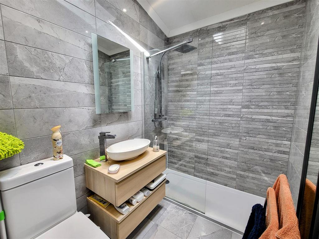 Luxury en suite shower room