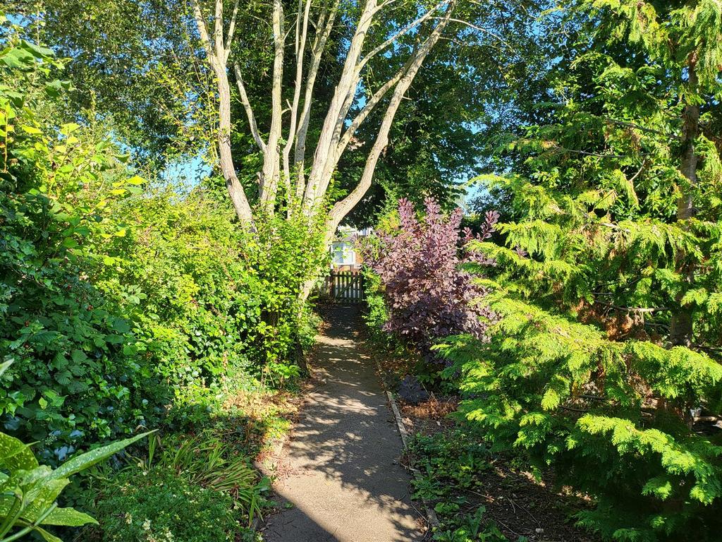 LARGE FRONT GARDEN &amp; DRIVEWAY