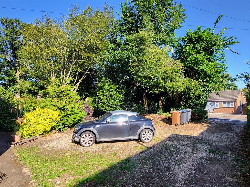 LARGE FRONT GARDEN &amp; DRIVEWAY