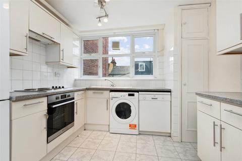 4 bedroom flat to rent, Wayford Street, London SW11