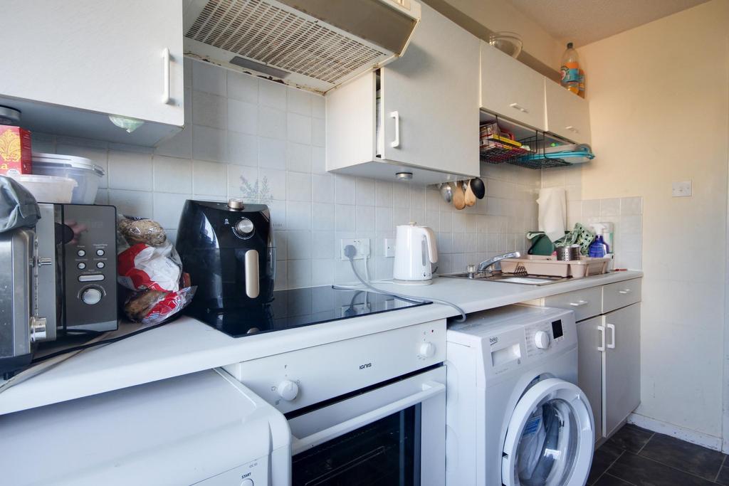 Raleigh Close, Churchdown... 1 bed ground floor to rent £