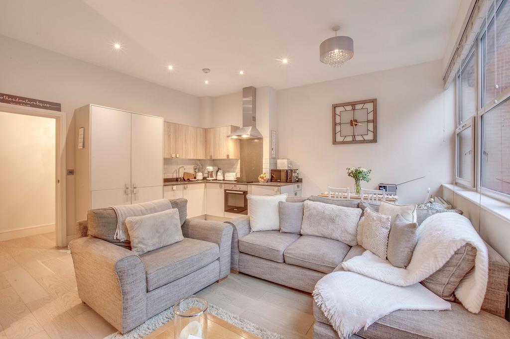 Furlong Road, Bourne End, SL8 2 bed flat for sale £325,000