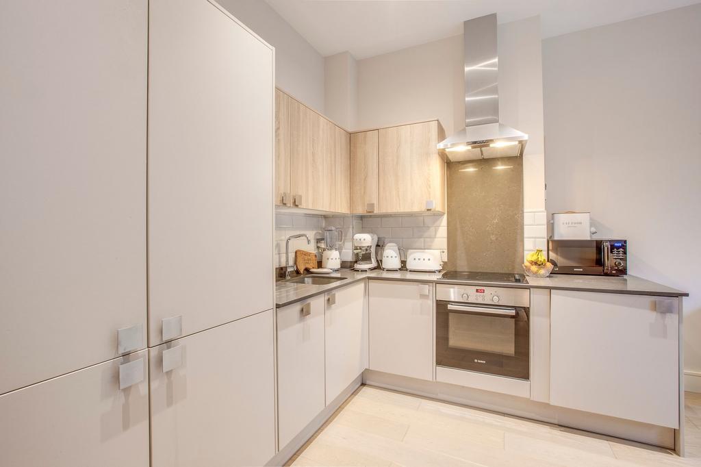 Furlong Road, Bourne End, SL8 2 bed flat for sale £325,000