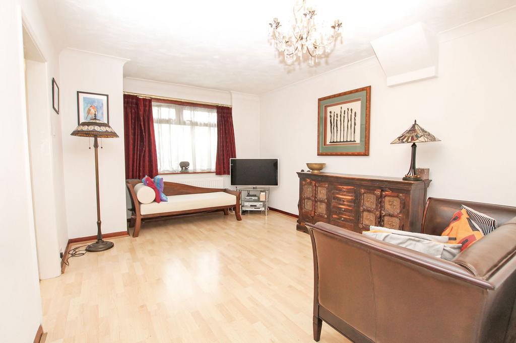 Elms Farm Road, Hornchurch RM12 3 bed semidetached house for sale £