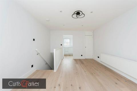 7 Tomlinson Close, London, W4 4DR