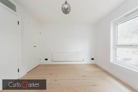 7 Tomlinson Close, London, W4 4DR